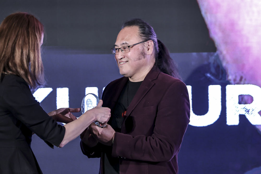 11月27日，在匈牙利布达佩斯，匈牙利诗人苏契·盖佐遗孀盖尔盖伊·苏珊娜（左）为中国旅匈翻译家余泽民颁发“苏契·盖佐”文化互联互通奖。新华社发（鲍洛格·达维德摄）