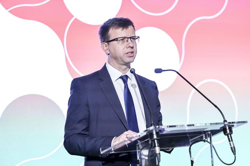 11月27日，在匈牙利布达佩斯，匈牙利欧盟事务部长博考·亚诺什在颁奖典礼上致辞。新华社发（鲍洛格·达维德摄）