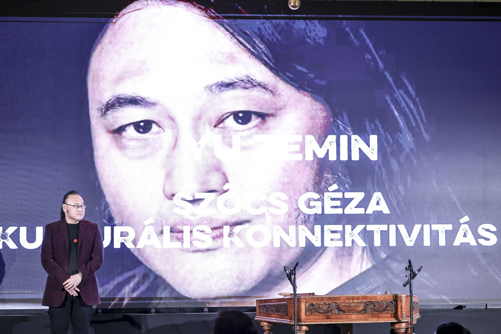 11月27日，在匈牙利布达佩斯，中国旅匈翻译家余泽民在颁奖典礼上。新华社发（鲍洛格·达维德摄）