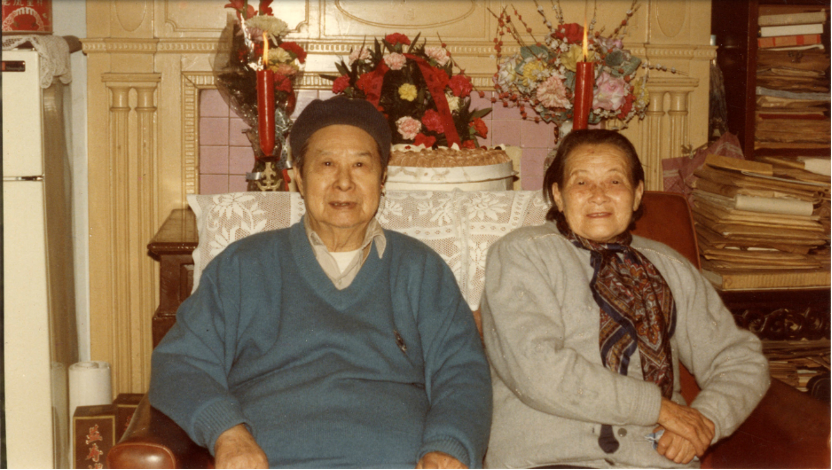 施蛰存与陈慧华结婚六十年纪念合影，1988年12月2日。