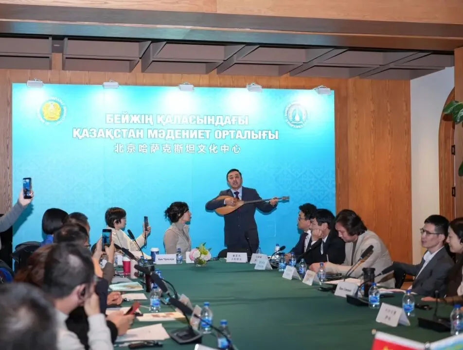 研讨会现场，哈萨克斯坦作家表演民族乐器
